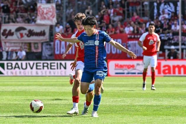 Fußball I Herren I Saison 2026-2027 I Regionalliga I 2. Spieltag I Hallescher FC - FC Rot-Weiß Erfurt I 02.08.2026 Felix Langhammer (34, Hallescher FC) fordert Hinata Gonda (34, FC Rot-Weiß Erfurt) im Zweikampf Halle (Saale) Leuna-Chemie-Stadion Sachsen-Anhalt Deutschland *** Soccer I Men s I 2026–2027 Season I Regionalliga I Matchday 2 I Hallescher FC vs. FC Rot Weiß Erfurt I August 2, 2026 Felix Langhammer 34, Hallescher FC challenges Hinata Gonda 34, FC Rot-Weiß Erfurt in a head-to-head match at Halle Saale Leuna Chemie Stadium, Saxony-Anhalt, Germany Copyright: xLobeca InesxHähnelx