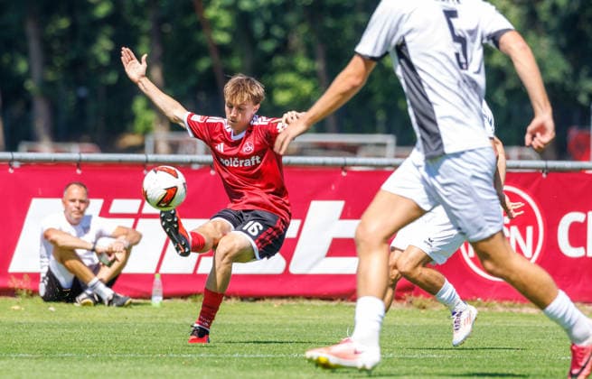 02.08.2026 - Fussball - Saison 2026 2027 - Testspiel Freundschaftsspiel Vorbereitungsspiel: 1. FC Nürnberg Nuernberg FCN ( Club ) - FSV Frankfurt - Sportfoto Zink DaMa - xdaxmax - Marko Soldic (16, 1. FC Nürnberg FCN ) flankt Flanke *** August 2, 2026 Soccer Season 2026–2027 Exhibition Match Friendly Match Preseason Match 1 FC Nuremberg Nuremberg FCN Club FSV Frankfurt Sports Photo Zink DaMa xdaxmax Marko Soldic 16, 1 FC Nuremberg FCN crosses Cross