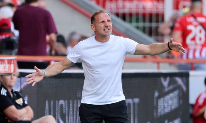 Trainer Mauro Lustrinelli gibt Anweisungen Aktion Oberkörper Fußball Fussball Bundesliga Herren DFL Testspiel Saison 2026 2027 02.08.2026 1.FC Union Berlin FCU vs. Cagliari Calcio DFL regulations prohibit any use of photographs as image sequences and or quasi-video. *** Coach Mauro Lustrinelli gives instructions; Upper-body exercise; Sports; Soccer; Bundesliga; Men s; DFL; Friendly match; 2026–2027 season; February 8, 2026; 1. FC Union Berlin (FCU) vs. Cagliari Calcio; DFL regulations prohibit any use of photographs as image sequences and or quasi-video