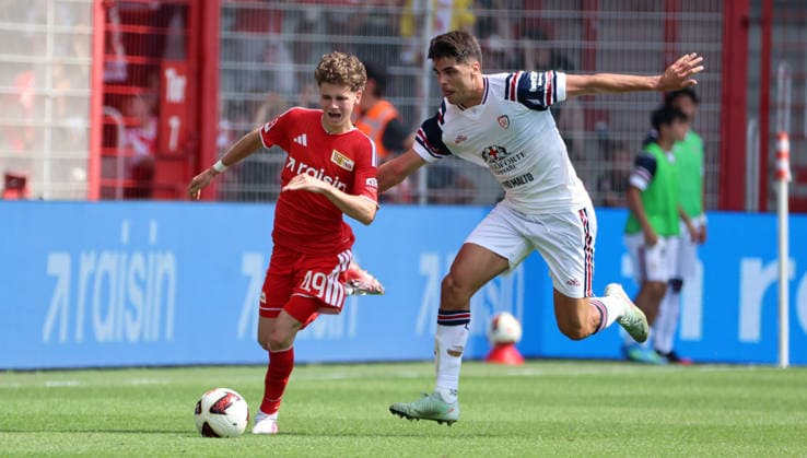 Linus Güther am Ball, Adam Obert Zweikampf Spielszene Aktion Fußball Fussball Bundesliga Herren DFL Testspiel Saison 2026 2027 02.08.2026 1.FC Union Berlin FCU vs. Cagliari Calcio DFL regulations prohibit any use of photographs as image sequences and or quasi-video. *** Linus Güther with the ball, Adam Obert, tackle, game scene, action, sports, soccer, Bundesliga, men s, DFL, friendly match, 2026–2027 season, February 8, 2026, 1. FC Union Berlin (FCU) vs. Cagliari Calcio. DFL regulations prohibit any use of photographs as image sequences and or quasi-video.