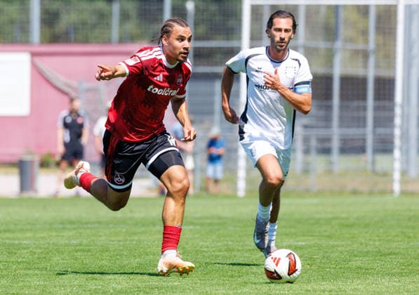 02.08.2026 - Fussball - Saison 2026 2027 - Testspiel Freundschaftsspiel Vorbereitungsspiel: 1. FC Nürnberg Nuernberg FCN ( Club ) - FSV Frankfurt - Sportfoto Zink DaMa - xdaxmax - Rafael Lubach (18, 1. FC Nürnberg FCN ) zeigt an gestikuliert dirigiert gibt Anweisungen - Giorgio Del Vecchio (8, FSV Frankfurt ) *** August 2, 2026 Soccer Season 2026–2027 Exhibition Match Friendly Match Preseason Match 1 FC Nuremberg Nuremberg FCN Club FSV Frankfurt Sports Photo Zink DaMa xdaxmax Rafael Lubach 18, 1 FC Nuremberg FCN signals, gestures, directs, gives instructions Giorgio Del Vecchio 8, FSV Frankfurt