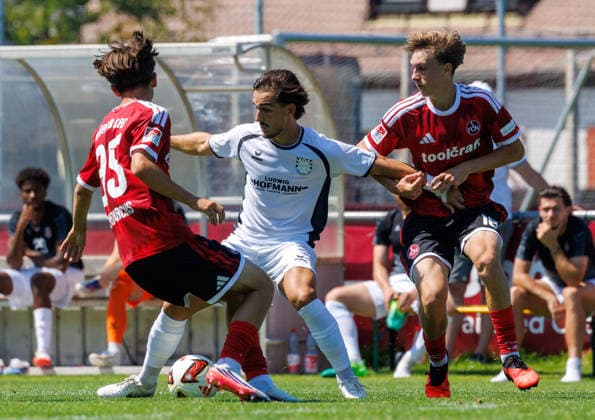 Sport Bilder des Tages 02.08.2026 - Fussball - Saison 2026 2027 - Testspiel Freundschaftsspiel Vorbereitungsspiel: 1. FC Nürnberg Nuernberg FCN ( Club ) - FSV Frankfurt - Sportfoto Zink DaMa - xdaxmax - Marc Kornwachs Barjuan (35, 1. FC Nürnberg FCN ) George Daniel Iorga (7, FSV Frankfurt ) Marko Soldic (16, 1. FC Nürnberg FCN ) *** August 2, 2026 Soccer Season 2026–2027 Exhibition Match Friendly Match Preseason Match 1 FC Nuremberg Nuremberg FCN Club FSV Frankfurt Sports Photo Zink DaMa xdaxmax Marc Kornwachs Barjuan 35, 1 FC Nuremberg FCN George Daniel Iorga 7, FSV Frankfurt Marko Soldic 16, 1 FC Nuremberg FCN