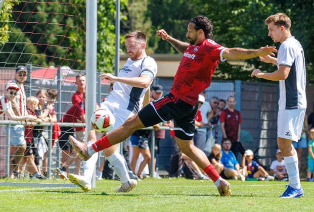 02.08.2026 - Fussball - Saison 2026 2027 - Testspiel Freundschaftsspiel Vorbereitungsspiel: 1. FC Nürnberg Nuernberg FCN ( Club ) - FSV Frankfurt - Sportfoto Zink DaMa - xdaxmax - Tim Weißmann Weissmann (4, FSV Frankfurt ) klärt vor Adriano Grimaldi (39, 1. FC Nürnberg FCN ) *** August 2, 2026 Soccer Season 2026–2027 Exhibition Match Friendly Match Preseason Match 1. FC Nürnberg Nuremberg FCN Club FSV Frankfurt Sports Photo Zink DaMa xdaxmax Tim Weißmann Weissmann 4, FSV Frankfurt clears the ball in front of Adriano Grimaldi 39, 1 FC Nuremberg FCN