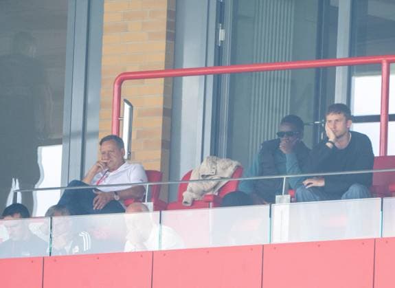 Fußball, Herren, Saison 2026 2027, Testspiel, 1. FC Union Berlin - Cagliari Calcio, links Profifußball-Geschäftsführer Horst Heldt (1. FC Union Berlin), Torwart Frederik Rönnow (1. FC Union) auf der Tribüne, 02.08.2026, *** Soccer, Men s, 2026–2027 Season, Friendly Match, 1. FC Union Berlin vs. Cagliari Calcio; on the left, Horst Heldt, Managing Director of Professional Soccer at 1. FC Union Berlin; goalkeeper Frederik Rönnow of 1. FC Union in the stands, August 2, 2026, Copyright: xMatthiasxKochx