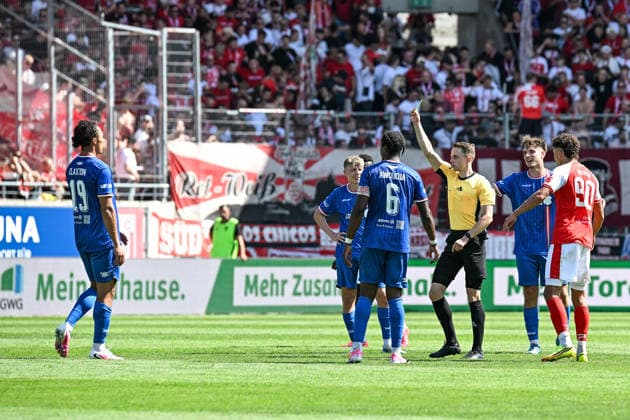 Fußball I Herren I Saison 2026-2027 I Regionalliga I 2. Spieltag I Hallescher FC - FC Rot-Weiß Erfurt I 02.08.2026 Schiedsrichter Michael Näther zeigt Nathan Claxton (19, FC Rot-Weiß Erfurt) die gelbe Karte wegen Rudelbildung Halle (Saale) Leuna-Chemie-Stadion Sachsen-Anhalt Deutschland *** Soccer I Men’s I 2026–2027 Season I Regionalliga I Matchday 2 I Hallescher FC vs. FC Rot Weiß Erfurt I August 2, 2026 Referee Michael Näther shows Nathan Claxton (19), FC Rot-Weiß Erfurt, a yellow card for offside at the Halle Saale Leuna Chemie Stadium in Saxony-Anhalt, Germany Copyright: xLobeca InesxHähnelx