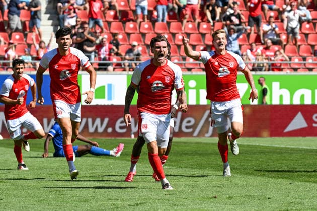 Fußball I Herren I Saison 2026-2027 I Regionalliga I 2. Spieltag I Hallescher FC - FC Rot-Weiß Erfurt I 02.08.2026 Torjubel Niclas Stierlin (13, Hallescher FC) (Mitte) nach seinem Tor zum 1:0 Halle (Saale) Leuna-Chemie-Stadion Sachsen-Anhalt Deutschland *** Soccer I Men s I 2026–2027 Season I Regionalliga I Matchday 2 I Hallescher FC vs. FC Rot-Weiß Erfurt I August 2, 2026 Goal celebration by Niclas Stierlin 13, Hallescher FC midfielder Niclas Stierlin (No. 13) celebrates his goal to make it 1–0 at the Halle Saale Leuna Chemie Stadium in Saxony-Anhalt, Germany Copyright: xLobeca InesxHähnelx