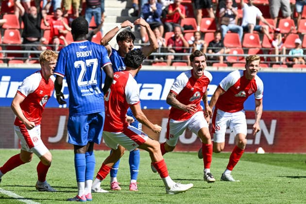 Fußball I Herren I Saison 2026-2027 I Regionalliga I 2. Spieltag I Hallescher FC - FC Rot-Weiß Erfurt I 02.08.2026 Niclas Stierlin (13, Hallescher FC) (2.v.r.) lässt die Halleschen Fans jubeln nach seinem Tor zum 1:0 Halle (Saale) Leuna-Chemie-Stadion Sachsen-Anhalt Deutschland *** Soccer I Men s I 2026–2027 Season I Regionalliga I Matchday 2 I Hallescher FC vs. FC Rot-Weiß Erfurt I August 2, 2026 Niclas Stierlin 13, Hallescher FC’s No. 2 (from right) sends the Halle fans into a frenzy after scoring the 1–0 goal at the Halle Saale Leuna Chemie Stadium in Saxony-Anhalt, Germany Copyright: xLobeca InesxHähnelx