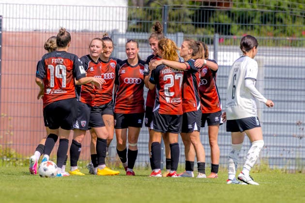 Ingolstadt, Deutschland 02. August 2026: 2. BL - Frauen - 2026 2027 - Sp. 1 - FC Ingolstadt 04 gegen 1. FFC Turbine Potsdam Im Bild: in der Traube Torschützin jubelt nach ihrem Tor zum 1:0 mit ihren Teamkolleginnen DFL DFB regulations prohibit any use of photographs as image sequences and or quasi-video ESV-Stadion Bayern *** Ingolstadt, Germany, August 2, 2026, Women’s 2nd Division 2026–2027, Matchday 1: FC Ingolstadt 04 vs. 1 FFC Turbine Potsdam. Pictured in the crowd, the goal scorer celebrates her 1–0 goal with her teammates. DFL and DFB regulations prohibit any use of photographs as image sequences and or quasi-video. ESV Stadion Bayern Copyright: xFotostandx xSchäferx
