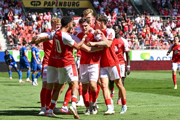 Fußball I Herren I Saison 2026-2027 I Regionalliga I 2. Spieltag I Hallescher FC - FC Rot-Weiß Erfurt I 02.08.2026 Torjubel Niclas Stierlin (13, Hallescher FC) mit seinem Team nach dem 1:0 Halle (Saale) Leuna-Chemie-Stadion Sachsen-Anhalt Deutschland *** Soccer I Men s Team I 2026–2027 Season I Regionalliga I Matchday 2 I Hallescher FC vs. FC Rot-Weiß Erfurt I August 2, 2026 Goal celebration by Niclas Stierlin 13, Hallescher FC with its team after the 1–0 win at Halle Saale Leuna Chemie Stadium, Saxony-Anhalt, Germany Copyright: xLobeca InesxHähnelx