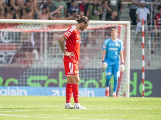 Fußball, Herren, Saison 2026 2027, Testspiel, 1. FC Union Berlin - Cagliari Calcio, v. l. Christopher Trimmel (1. FC Union), Torwart Fritz Gagzow (1. FC Union) ,Enttäuschung nach Gegentor Tor zum 0:2, 02.08.2026, *** Soccer, Men s, 2026–2027 season, Friendly match, 1. FC Union Berlin vs. Cagliari Calcio, from left: Christopher Trimmel (1. FC Union), goalkeeper Fritz Gagzow (1. FC Union), disappointment after conceding a goal (0–2), August 2, 2026, Copyright: xMatthiasxKochx