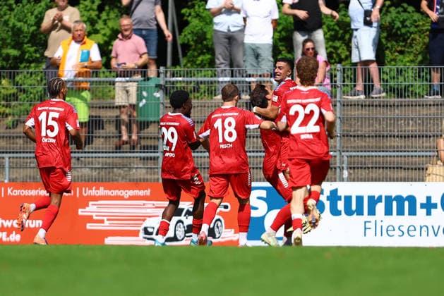 4 Fabian Grau (FC Eintracht Norderstedt) bejubelt mit seinen Teamkollegen seinen Treffer zum 2:1. Fußball I Herren I Regionalliga Nord I Saison 2026-2027 I 1. Spieltag I FC Eintracht Norderstedt - SV Atlas Delmenhorst I 02.08.2026 I Edmund-Plambeck-Stadion *** 4 Fabian Grau of FC Eintracht Norderstedt celebrates his goal—making the score 2–1—with his teammates. Soccer Men’s Regionalliga Nord 2026–2027 Season Matchday 1 FC Eintracht Norderstedt vs. SV Atlas Delmenhorst August 2, 20222026 Edmund Plambeck Stadium