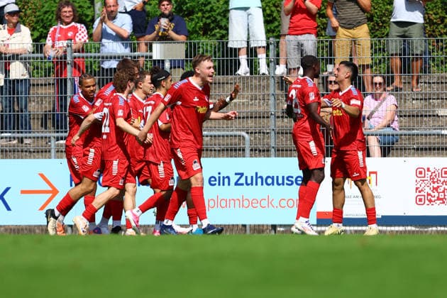 4 Fabian Grau (FC Eintracht Norderstedt) bejubelt mit seinen Teamkollegen seinen Treffer zum 2:1. Fußball I Herren I Regionalliga Nord I Saison 2026-2027 I 1. Spieltag I FC Eintracht Norderstedt - SV Atlas Delmenhorst I 02.08.2026 I Edmund-Plambeck-Stadion *** 4 Fabian Grau of FC Eintracht Norderstedt celebrates his goal—making the score 2–1—with his teammates. Soccer Men’s Regionalliga Nord 2026–2027 Season Matchday 1 FC Eintracht Norderstedt vs. SV Atlas Delmenhorst August 2, 20222026 Edmund Plambeck Stadium