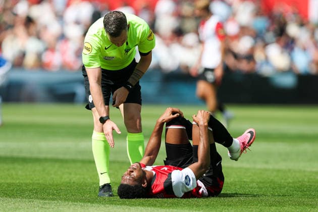 2026-08-02 Feyenoord v Atalanta Bergamo - Pre Season Friendly ROTTERDAM, NETHERLANDS - AUGUST 2: Referee Robin Hensgens check the injury of Gaoussou Diarra of Feyenoord during the Pre Season Friendly match between Feyenoord and Atalanta Bergamo at Stadion Feijenoord on August 2, 2026 in Rotterdam, Netherlands. Rotterdam Stadion Feijenoord Netherlands Content not available for redistribution in The Netherlands directly or indirectly through any third parties. Copyright: xHansxvanxderxValkx