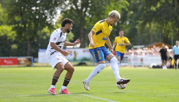 Foto : am Ball Noel Denis ( Todesfelde ) gegen St Paulis Kenan Aydin , links Fussball Regionalliga Nord , 1. Spieltag am So. 02.08.2026 SV Todesfelde - FC St. Pauli II *** Photo: Noel Denis of Todesfelde (on the ball) against Kenan Aydin of St. Pauli, left. Soccer, Regionalliga Nord, Matchday 1, Sunday, August 2, 2026: SV Todesfelde vs. FC St. Pauli II