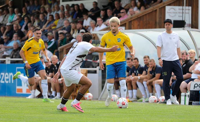 Foto : am Ball Noel Denis ( Todesfelde ) gegen St Paulis Kenan Aydin , links Fussball Regionalliga Nord , 1. Spieltag am So. 02.08.2026 SV Todesfelde - FC St. Pauli II *** Photo: Noel Denis of Todesfelde (on the ball) against Kenan Aydin of St. Pauli, left. Soccer, Regionalliga Nord, Matchday 1, Sunday, August 2, 2026: SV Todesfelde vs. FC St. Pauli II