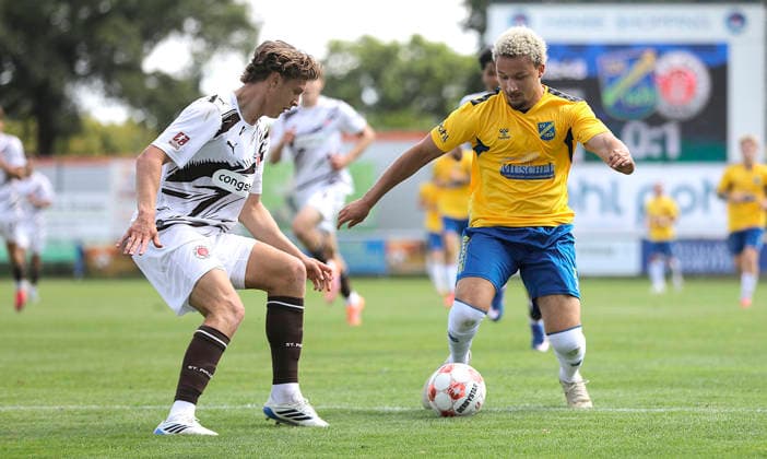 Foto : am Ball Noel Denis ( Todesfelde ) gegen St Paulis Jannik Robatsch , links Fussball Regionalliga Nord , 1. Spieltag am So. 02.08.2026 SV Todesfelde - FC St. Pauli II *** Photo: Noel Denis of Todesfelde battles for the ball against St. Pauli s Jannik Robatsch; left: Regionalliga Nord soccer, Matchday 1 on Sun, Aug. 2, 2026, SV Todesfelde vs. FC St. Pauli II