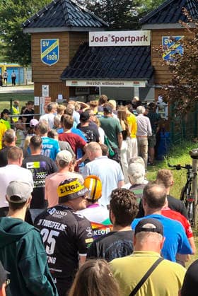 Foto : Andrang am Haupteingang ... in Todesfelde vor dem Start gegen St Pauli Fussball Regionalliga Nord , 1. Spieltag am So. 02.08.2026 SV Todesfelde - FC St. Pauli II *** Photo: Crowd at the main entrance in Todesfelde before kickoff against St. Pauli in the Regionalliga Nord, Matchday 1 on Sunday, August 2, 2026: SV Todesfelde vs. FC St. Pauli II