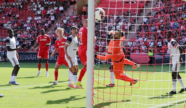 li. Ilyas Ansah erzielt das Tor zum 2:2 gegen Torwart Alen Sherri Zweikampf Spielszene Aktion Fußball Fussball Bundesliga Herren DFL Testspiel Saison 2026 2027 02.08.2026 1.FC Union Berlin FCU vs. Cagliari Calcio DFL regulations prohibit any use of photographs as image sequences and or quasi-video. *** li Ilyas Ansah scores the goal to make it 2–2 against goalkeeper Alen Sherri; one-on-one, game action, sports, soccer, Bundesliga, men s, DFL, friendly match, 2026–2027 season, February 8, 2026, 1. FC Union Berlin (FCU) vs. Cagliari Calcio, DFL Regulations prohibit any use of photographs as image sequences and or quasi-video