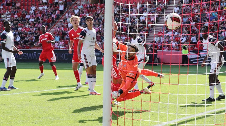 li. Ilyas Ansah erzielt das Tor zum 2:2 gegen Torwart Alen Sherri Zweikampf Spielszene Aktion Fußball Fussball Bundesliga Herren DFL Testspiel Saison 2026 2027 02.08.2026 1.FC Union Berlin FCU vs. Cagliari Calcio DFL regulations prohibit any use of photographs as image sequences and or quasi-video. *** li Ilyas Ansah scores the goal to make it 2–2 against goalkeeper Alen Sherri; one-on-one, game action, sports, soccer, Bundesliga, men s, DFL, friendly match, 2026–2027 season, February 8, 2026, 1. FC Union Berlin (FCU) vs. Cagliari Calcio, DFL Regulations prohibit any use of photographs as image sequences and or quasi-video