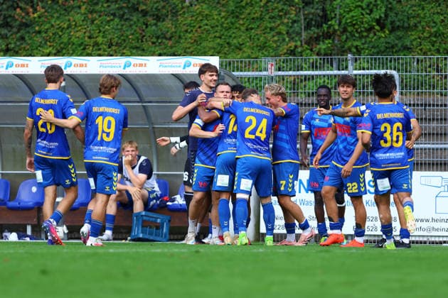 14 Lamine Diop (SV Atlas Delmenhorst) bejubelt mit seinen Teamkollegen seinen Treffer zum 2:2. Fußball I Herren I Regionalliga Nord I Saison 2026-2027 I 1. Spieltag I FC Eintracht Norderstedt - SV Atlas Delmenhorst I 02.08.2026 I Edmund-Plambeck-Stadion *** 14 Lamine Diop of SV Atlas Delmenhorst celebrates his goal—making the score 2–2—with his teammates. Soccer Men’s Regionalliga Nord 2026–2027 Season Matchday 1 FC Eintracht Norderstedt vs. SV Atlas Delmenhorst August 2, 2026 2026 Edmund Plambeck Stadium