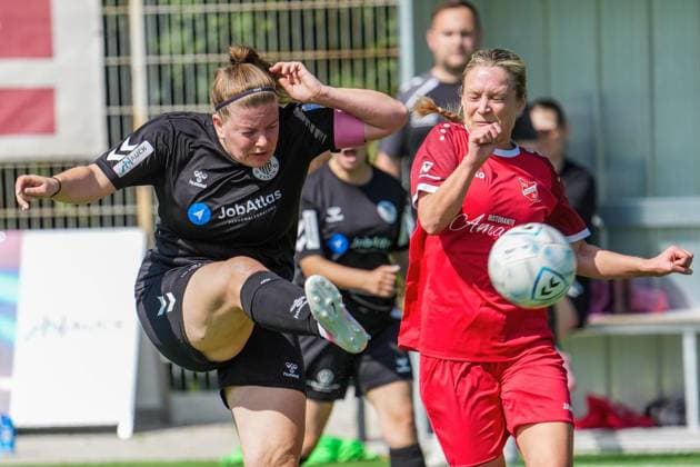 Frauenfussball in Essen ** NUR FÜR REDAKTIONELLE ZWECKE ** EDITORIAL USE ONLY **<p>Annika Hansen vom ETB Schwarz-Weiß Essen im Spiel gegen Christina Dierkes vom SV Fortuna Bottrop Frauen. Das Testspiel, ETB Schwarz-Weiß Essen gegen die SV Fortuna Bottrop Frauen, am 02.08. 2026 im Stadion Uhlenkrug, Am Uhlenkrug 40 endete 5:2. Michael Gohl FUNKE Foto Services< p> Deutschland Nordrhein-Westfalen Essen Copyright: MichaelxGohl *** Women s Soccer in Essen ** FOR EDITORIAL USE ONLY ** EDITORIAL USE ONLY ** p Annika Hansen of ETB Schwarz Weiß Essen in action against Christina Dierkes of SV Fortuna Bottrop Women. The friendly match between ETB Schwarz Weiß Essen and SV Fortuna Bottrop Women took place on August 2, 2026, at Uhlenkrug Stadium, Am Uhlenkrug 40, ended 5–2. Michael Gohl, FUNKE Photo Services p Sports, Germany, North Rhine-Westphalia, Essen. Copyright MichaelxGohl Copyright: MichaelxGohl doc86zgnjmr80g689jug2l ,EDITORIAL USE ONLY