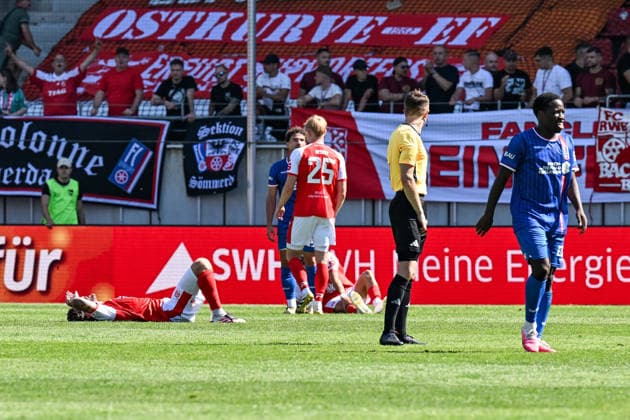 Fußball I Herren I Saison 2026-2027 I Regionalliga I 2. Spieltag I Hallescher FC - FC Rot-Weiß Erfurt I 02.08.2026 Enttäuschung bei den Hallenser Spielern nach dem Abpiff Halle (Saale) Leuna-Chemie-Stadion Sachsen-Anhalt Deutschland *** Soccer I Men s Team I 2026–2027 Season I Regionalliga I Matchday 2 I Hallescher FC vs. FC Rot-Weiß Erfurt I August 2, 2026 Disappointment among the Halle players after the final whistle Halle Saale Leuna Chemie Stadium Saxony-Anhalt Germany Copyright: xLobeca InesxHähnelx