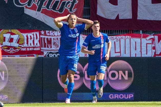 Nathan Claxton (Erfurt, 19) (li.) nach seinem Tor zum 1:1, Hallescher FC vs. FC Rot-Weiss Erfurt, Fussball, Regionalliga Nordost, 2. Spieltag, Saison 2026 27, 02.08.2026 Halle Leuna Chemie Stadion ST Deutschland *** Nathan Claxton, Erfurt, 19th minute, after scoring the goal to tie the game at 1–1, Hallescher FC vs. FC Rot Weiss Erfurt, soccer, Northeast Regional League, Matchday 2, 2026–27 season, February 8, 2026, Halle Leuna Chemie Stadium, ST Deutschland