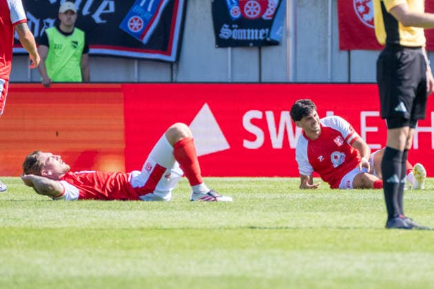 Niclas Stierlin (HFC, 13) und Burim Halili (HFC, 5) am Boden nach dem Schlusspfiff, Hallescher FC vs. FC Rot-Weiss Erfurt, Fussball, Regionalliga Nordost, 2. Spieltag, Saison 2026 27, 02.08.2026 Halle Leuna Chemie Stadion ST Deutschland *** Niclas Stierlin (HFC), 13, and Burim Halili (HFC), 5, on the ground after the final whistle, Hallescher FC vs. FC Rot Weiss Erfurt, soccer, Northeast Regional League, Matchday 2, 2026–27 season, August 2, 2026, Halle Leuna Chemie Stadium, ST Deutschland
