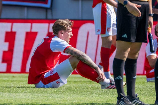 Niclas Stierlin (HFC, 13) am Boden nach dem Schlusspfiff, Hallescher FC vs. FC Rot-Weiss Erfurt, Fussball, Regionalliga Nordost, 2. Spieltag, Saison 2026 27, 02.08.2026 Halle Leuna Chemie Stadion ST Deutschland *** Niclas Stierlin (HFC), 13, on the ground after the final whistle, Hallescher FC vs. FC Rot Weiss Erfurt, soccer, Northeast Regional League, Matchday 2, 2026–27 season, February 8, 2026, Halle Leuna Chemie Stadium, ST Deutschland