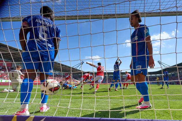 Maxime Awoudja (Erfurt, 6) und Nathan Claxton (Erfurt, 19) sehen den Ball im Netz beim 1:0, Hallescher FC vs. FC Rot-Weiss Erfurt, Fussball, Regionalliga Nordost, 2. Spieltag, Saison 2026 27, 02.08.2026 Halle Leuna Chemie Stadion ST Deutschland *** Maxime Awoudja (Erfurt, 6) and Nathan Claxton (Erfurt, 19) watch the ball hit the net as the score stands at 1–0 in the match between Hallescher FC and FC Rot Weiss Erfurt, soccer, Northeast Regional League, Matchday 2, 2026–27 season, August 2, 2026, Halle Leuna Chemie Stadium, ST Deutschland