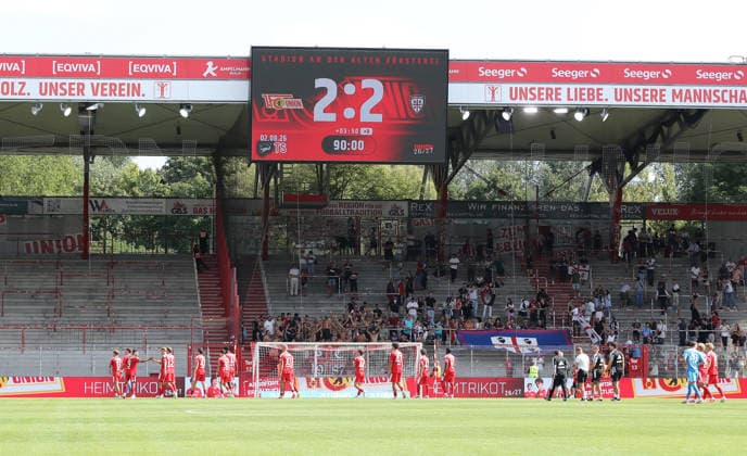Anzeigetafel mit Endergebnis 2:2 Fußball Fussball Bundesliga Herren DFL Testspiel Saison 2026 2027 02.08.2026 1.FC Union Berlin FCU vs. Cagliari Calcio DFL regulations prohibit any use of photographs as image sequences and or quasi-video. *** Scoreboard showing final score 2-2: Sports, Soccer, Bundesliga, Men s, DFL, Friendly Match, 2026-2027 Season, February 8, 2026, 1. FC Union Berlin (FCU) vs. Cagliari Calcio. DFL regulations prohibit any use of photographs as image sequences and or quasi-video.