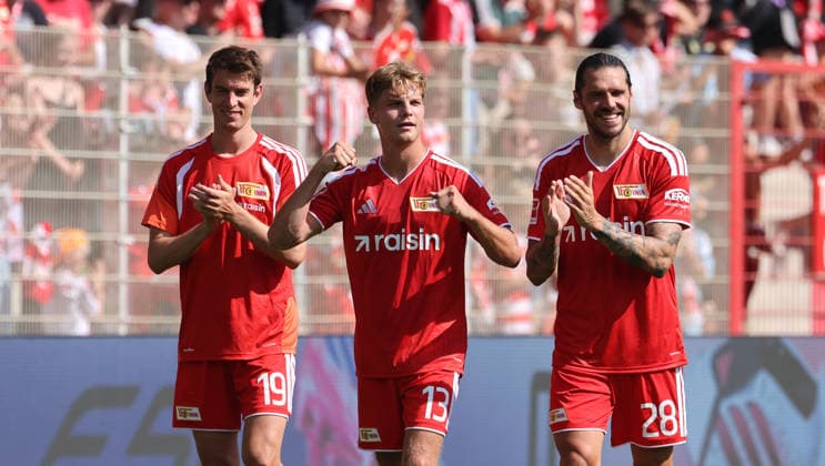 Janik Haberer, Andras Schäfer, Christopher Trimmel bei der Ehrenrunde nach Spielende Fußball Fussball Bundesliga Herren DFL Testspiel Saison 2026 2027 02.08.2026 1.FC Union Berlin FCU vs. Cagliari Calcio DFL regulations prohibit any use of photographs as image sequences and or quasi-video. *** Janik Haberer, Andras Schäfer, Christopher Trimmel during the victory lap after the final whistle Sports Soccer Bundesliga Men s DFL Friendly Match 2026–2027 Season February 8, 2026 1. FC Union Berlin (FCU) vs. Cagliari Calcio DFL regulations prohibit any use of photographs as image sequences and or quasi-video