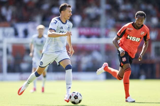 VOLENDAM - Steven Berghuis of Ajax and Kayden Wolff of Volendam during the friendly match between FC Volendam and AFC Ajax at the Kras Stadium on August 2, 2026 in Volendam, the Netherlands. SONNY LENSEN ANP Friendly 2026 27 xVIxANPxSportx xxANPxIVx 564754096 originalFilename: 564754096.jpg