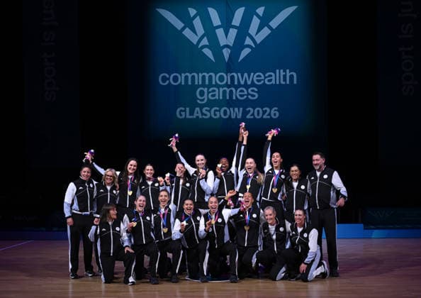 COM26 NETBALL, Gold medalists TeamNew Zealand celebrate during the Netball medal ceremony following their win against Jamaica during the Glasgow 2026 Commonwealth Games at The Hydro in Glasgow, Scotland, Sunday, August 2, 2026. ( NO ARCHIVING, EDITORIAL USE ONLY Glasgow Scotland United Kingdom  Copyright: xLUKASxCOCHx 20260803192631892547