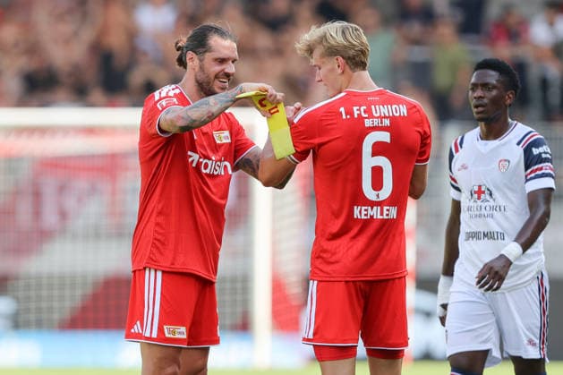 02.08.2026, xtgx, Fussball, Testspiel, 1. FC Union Berlin - Cagliari Calcio v.l. Christopher Trimmel (Union Berlin, 28) überreicht Aljoscha Kemlein (Union Berlin, 6) die Kapitänsbinde, Kapitän (DFL DFB REGULATIONS PROHIBIT ANY USE OF PHOTOGRAPHS as IMAGE SEQUENCES and or QUASI-VIDEO) Berlin *** August 2, 2026, xtgx, Soccer, Friendly Match, 1. FC Union Berlin vs. Cagliari Calcio, featuring Christopher Trimmel of Union Berlin, 28, presenting the captain’s armband to Aljoscha Kemlein of Union Berlin, 6 the captain’s armband, Captain DFL DFB REGULATIONS PROHIBIT ANY USE OF PHOTOGRAPHS as IMAGE SEQUENCES and or QUASI-VIDEO Berlin