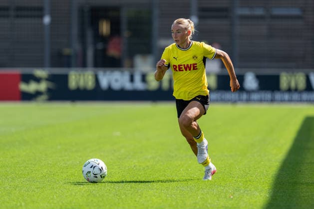 02.08.2026, GER Deutschland, Fussball, Saison 2026 2027, Testspiel zwischen Borussia Dortmund Frauen vs VfL Wolfburg II Ann-Sophie Vogel (Borussia Dortmund Frauen, 20) Einzelaktion; Ganzkörper Ganzkoerper ; Ball am Fuss; Dortmund BVB-Trainingsgelände Hohenbuschei Nordrhein Westfalen Deutschland *** August 2, 2026, GER Germany, Soccer, 2026–2027 season, Friendly match between Borussia Dortmund Women and VfL Wolfsburg II; Ann Sophie Vogel, Borussia Dortmund Women, 20 individual moves, full-body, ball at her feet, Dortmund BVB training facility, Hohenbuschei, North Rhine-Westphalia, Germany Copyright: xnordphotoxGmbHx xSchulzex