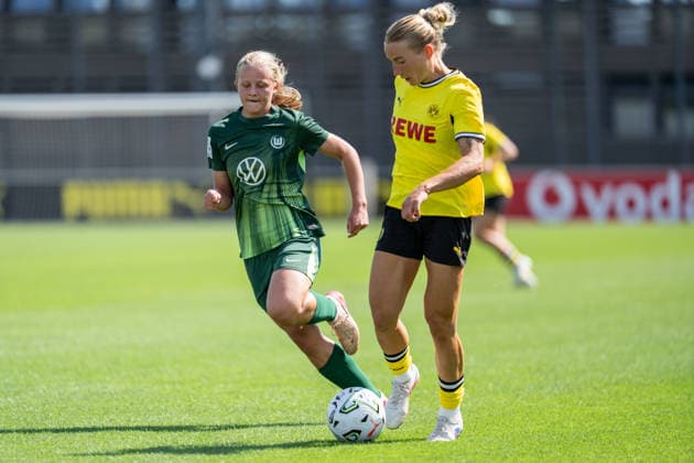 02.08.2026, GER Deutschland, Fussball, Saison 2026 2027, Testspiel zwischen Borussia Dortmund Frauen vs VfL Wolfburg II Ann-Sophie Vogel (Borussia Dortmund Frauen, 20) im Zweikampf,; Ganzkörper Ganzkoerper ; Ball am Fuss; Dortmund BVB-Trainingsgelände Hohenbuschei Nordrhein Westfalen Deutschland *** August 2, 2026, GER Germany, Soccer, 2026–2027 season, Friendly match between Borussia Dortmund Women and VfL Wolfsburg II; Ann Sophie Vogel, Borussia Dortmund Women, age 20, in a tackle, full-body shot, ball at her feet; Borussia Dortmund (BVB) training facility in Hohenbuschei, North Rhine-Westphalia, Germany Copyright: xnordphotoxGmbHx xSchulzex