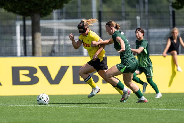 02.08.2026, GER Deutschland, Fussball, Saison 2026 2027, Testspiel zwischen Borussia Dortmund Frauen vs VfL Wolfburg II Ramona Maier (Borussia Dortmund Frauen, 7) im Zweikampf,; Ganzkörper Ganzkoerper ; Ball am Fuss; Dortmund BVB-Trainingsgelände Hohenbuschei Nordrhein Westfalen Deutschland *** August 2, 2026, GER Germany, Soccer, 2026–2027 season, Friendly match between Borussia Dortmund Women and VfL Wolfsburg II; Ramona Maier (Borussia Dortmund Women), No. 7 in a tackle, full-body shot, ball at her feet; Borussia Dortmund (BVB) training facility in Hohenbuschei, North Rhine-Westphalia, Germany Copyright: xnordphotoxGmbHx xSchulzex