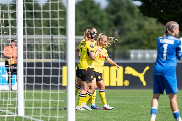 02.08.2026, GER Deutschland, Fussball, Saison 2026 2027, Testspiel zwischen Borussia Dortmund Frauen vs VfL Wolfburg II Torjubel Jubel ueber das Tor zum 1:0 durch Ricarda Walkling (Borussia Dortmund Frauen, 6) Dortmund BVB-Trainingsgelände Hohenbuschei Nordrhein Westfalen Deutschland *** August 2, 2026, GER Germany, Soccer, 2026–2027 season, Friendly match between Borussia Dortmund Women and VfL Wolfsburg II; Goal celebration—cheers for the 1–0 goal scored by Ricarda Walkling of Borussia Dortmund Women, 6 Dortmund BVB Training Facility Hohenbuschei, North Rhine-Westphalia, Germany Copyright: xnordphotoxGmbHx xSchulzex