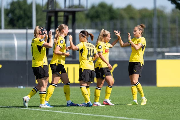 02.08.2026, GER Deutschland, Fussball, Saison 2026 2027, Testspiel zwischen Borussia Dortmund Frauen vs VfL Wolfburg II Torjubel Jubel ueber das Tor zum 1:0 durch Ricarda Walkling (Borussia Dortmund Frauen, 6) Ramona Maier (Borussia Dortmund Frauen, 7) Sara Ito (Borussia Dortmund Frauen, 14) Dortmund BVB-Trainingsgelände Hohenbuschei Nordrhein Westfalen Deutschland *** August 2, 2026, GER Germany, Soccer, 2026–2027 Season, Friendly match between Borussia Dortmund Women and VfL Wolfsburg II; goal celebration; cheers for the 1–0 goal scored by Ricarda Walkling (Borussia Dortmund Women), 6 Ramona Maier (Borussia Dortmund Women), 7 Sara Ito (Borussia Dortmund Women), 14; Borussia Dortmund (BVB) training facility in Hohenbuschei, North Rhine-Westphalia, Germany Copyright: xnordphotoxGmbHx xSchulzex