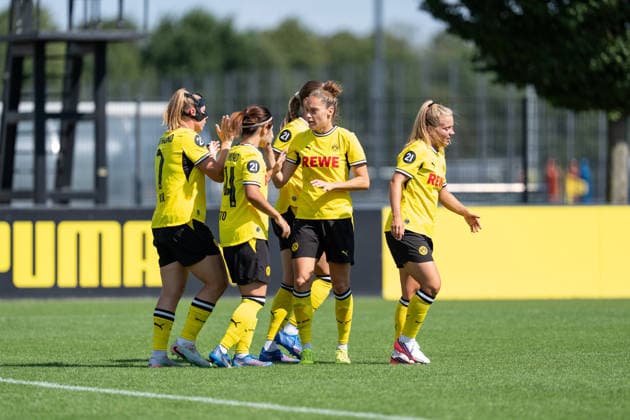 02.08.2026, GER Deutschland, Fussball, Saison 2026 2027, Testspiel zwischen Borussia Dortmund Frauen vs VfL Wolfburg II Torjubel Jubel ueber das Tor zum 1:0 durch Ricarda Walkling (Borussia Dortmund Frauen, 6) Ramona Maier (Borussia Dortmund Frauen, 7) Sara Ito (Borussia Dortmund Frauen, 14) Dortmund BVB-Trainingsgelände Hohenbuschei Nordrhein Westfalen Deutschland *** August 2, 2026, GER Germany, Soccer, 2026–2027 Season, Friendly match between Borussia Dortmund Women and VfL Wolfsburg II; goal celebration; cheers for the 1–0 goal scored by Ricarda Walkling (Borussia Dortmund Women), 6 Ramona Maier (Borussia Dortmund Women), 7 Sara Ito (Borussia Dortmund Women), 14; Borussia Dortmund (BVB) training facility in Hohenbuschei, North Rhine-Westphalia, Germany Copyright: xnordphotoxGmbHx xSchulzex