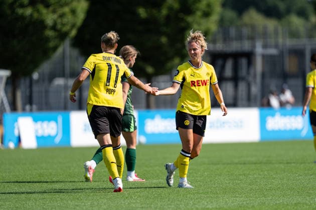 02.08.2026, GER Deutschland, Fussball, Saison 2026 2027, Testspiel zwischen Borussia Dortmund Frauen vs VfL Wolfburg II Alexandra Popp (Borussia Dortmund Frauen, 11) und Rita Schumacher (Borussia Dortmund Frauen, 10) klatschen sich ab, geben sich die Hand Dortmund BVB-Trainingsgelände Hohenbuschei Nordrhein Westfalen Deutschland *** August 2, 2026, GER Germany, Soccer, 2026–2027 Season, Friendly match between Borussia Dortmund Women and VfL Wolfsburg II: Alexandra Popp (Borussia Dortmund Women, No. 11) and Rita Schumacher (Borussia Dortmund Women, No. 10) high-five and shake hands at the Borussia Dortmund (BVB) training facility in Hohenbuschei, North Rhine-Westphalia, Germany Copyright: xnordphotoxGmbHx xSchulzex