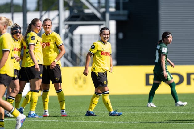 02.08.2026, GER Deutschland, Fussball, Saison 2026 2027, Testspiel zwischen Borussia Dortmund Frauen vs VfL Wolfburg II Torjubel Jubel ueber das Tor zum 3:0 durch Sara Ito (Borussia Dortmund Frauen, 14) Ramona Maier (Borussia Dortmund Frauen, 7) Alexandra Popp (Borussia Dortmund Frauen, 11) Annika Enderle (Borussia Dortmund Frauen, 19) Dortmund BVB-Trainingsgelände Hohenbuschei Nordrhein Westfalen Deutschland *** August 2, 2026, GER Germany, Soccer, 2026–2027 Season, Friendly match between Borussia Dortmund Women and VfL Wolfsburg II; goal celebration—cheers for the 3–0 goal scored by Sara Ito (Borussia Dortmund Women), 14 Ramona Maier (Borussia Dortmund Women), 7 Alexandra Popp (Borussia Dortmund Women), 11 Annika Enderle (Borussia Dortmund Women), 19 Dortmund BVB Training Facility, Hohenbuschei, North Rhine-Westphalia, Germany Copyright: xnordphotoxGmbHx xSchulzex