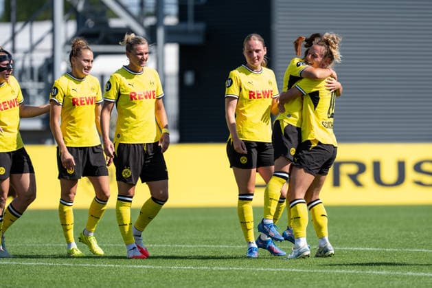 02.08.2026, GER Deutschland, Fussball, Saison 2026 2027, Testspiel zwischen Borussia Dortmund Frauen vs VfL Wolfburg II Torjubel Jubel ueber das Tor zum 3:0 durch Sara Ito (Borussia Dortmund Frauen, 14) Rita Schumacher (Borussia Dortmund Frauen, 10) Dortmund BVB-Trainingsgelände Hohenbuschei Nordrhein Westfalen Deutschland *** August 2, 2026, GER Germany, Soccer, 2026–2027 Season, Friendly match between Borussia Dortmund Women and VfL Wolfsburg II; goal celebration; cheers for the 3–0 goal scored by Sara Ito of Borussia Dortmund Women, 14; Rita Schumacher of Borussia Dortmund Women, 10; Dortmund BVB training facility in Hohenbuschei, North Rhine-Westphalia, Germany Copyright: xnordphotoxGmbHx xSchulzex