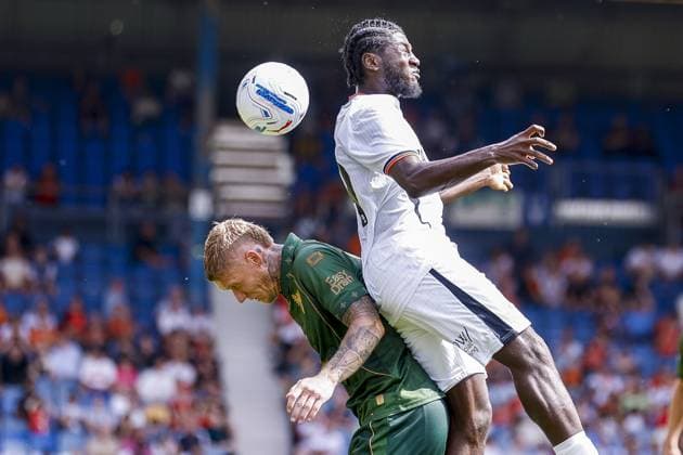 Sport Bilder des Tages LUTON , 02-08-2026 , Kenilworth Road , season 2026 2027 , Dutch Pre-season football . friendly match between Luton Town and Go Ahead Eagles, final result 0-1, GA Eagles player Victor Edvardsen Luton FC player Gideon Kodva Luton Town - Go Ahead Eagles (friendly)  x205406006x Copyright: