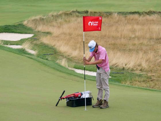 DETROIT, MI - AUGUST 02: A course maintenance worker places the pin in the 14th green before the final round of the Rocket Classic at Detroit Golf Club on August 02, 2026, in Detroit, Michigan. (Photo by Joseph Weiser Icon Sportswire) GOLF: AUG 02 PGA, Golf Herren Rocket Classic EDITORIAL USE ONLY Icon260802004