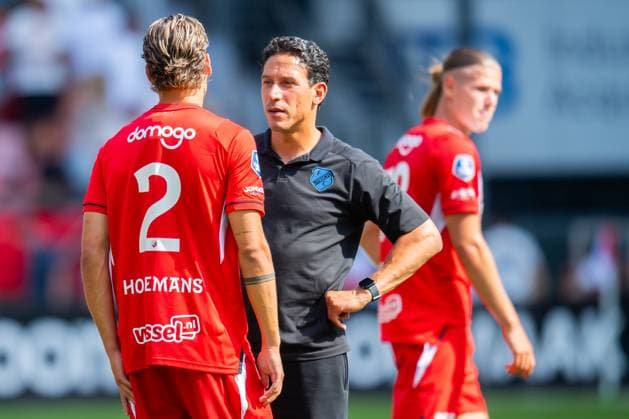 UTRECHT , 02-08-2026 , Stadium Galagenwaard , season 2026 2027 , Dutch Pre-season football , match between FC Utrecht and Sevilla , picture shows FC Utrecht player Siebe Horemans FC Utrecht coach Anthony Correia Utrecht - Sevilla (friendly)  x205406261x Copyright: