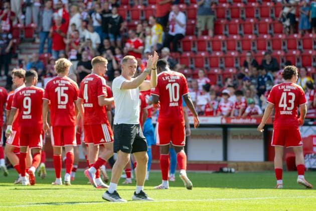 Fußball, Herren, Saison 2026 2027, Testspiel, 1. FC Union Berlin - Cagliari Calcio, Trainer Mauro Lustrinelli (1. FC Union Berlin) bei den Fans, Jubel nach dem Abpfiff, 02.08.2026, *** Soccer, Men s, 2026–2027 Season, Friendly Match, 1. FC Union Berlin vs. Cagliari Calcio, Coach Mauro Lustrinelli, 1. FC Union Berlin with the fans, Celebrations after the final whistle, August 2, 2026, Copyright: xMatthiasxKochx