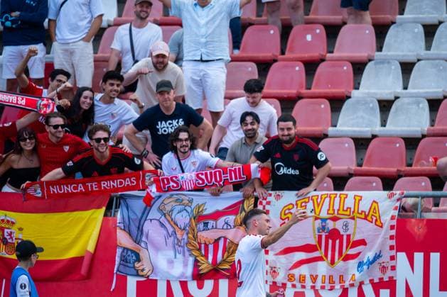 UTRECHT , 02-08-2026 , Stadium Galagenwaard , season 2026 2027 , Dutch Pre-season football , match between FC Utrecht and Sevilla , picture shows Sevilla player Jose Angel Carmona with Sevilla supporters Utrecht - Sevilla (friendly)  x205406278x Copyright: