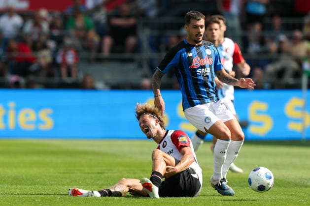 2026-08-02 Feyenoord v Atalanta Bergamo - Pre Season Friendly ROTTERDAM, NETHERLANDS - AUGUST 2: Injury of Luciano Valente of Feyenoord during the Pre Season Friendly match between Feyenoord and Atalanta Bergamo at Stadion Feijenoord on August 2, 2026 in Rotterdam, Netherlands. Rotterdam Stadion Feijenoord Netherlands Content not available for redistribution in The Netherlands directly or indirectly through any third parties. Copyright: xHansxvanxderxValkx